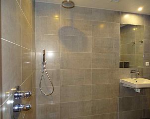 Luxe badkamer in ZE319 vakantiehuis Oostkapelle Walcheren met ruime douche