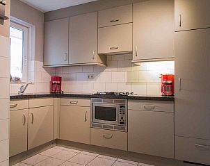 Praktische keuken in ZE319 vakantiehuis Oostkapelle Walcheren met moderne faciliteiten