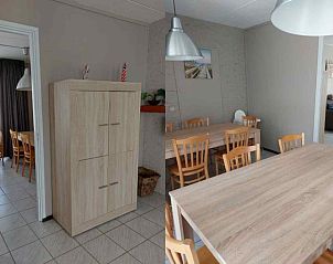 Eetkamer in ZE319 vakantiehuis Oostkapelle Walcheren met houten eettafel
