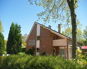 Vakantiehuis ZE320 in Oostkapelle, Walcheren, omringd door groene natuur en rust.