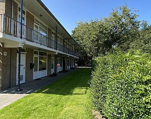 VZ069 Vakantieappartement Oostkapelle, gelegen in Oostkapelle, Walcheren, biedt een zonnige buitenkant met groene omgeving.