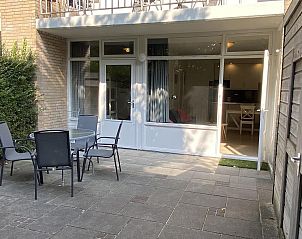Gezellig terras bij VZ069 Vakantieappartement Oostkapelle, Walcheren, met zitgelegenheid in de buitenlucht.