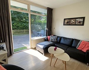 Zithoek met uitzicht op terras in VZ069 Vakantieappartement Oostkapelle, Walcheren, Zeeland.