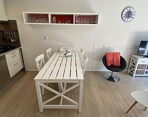 Eethoek en keuken in VZ069 Vakantieappartement Oostkapelle, Walcheren, met moderne inrichting.