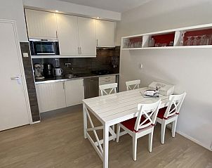 Keuken van VZ069 Vakantieappartement Oostkapelle, Walcheren, met eettafel en moderne voorzieningen.