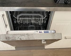 Vaatwasser in de keuken van VZ069 Vakantieappartement Oostkapelle, Walcheren, Zeeland.