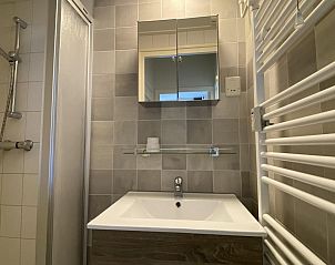 Moderne badkamer in VZ069 Vakantieappartement Oostkapelle, Walcheren, met douche en wastafel.