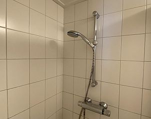 Douche in de badkamer van VZ069 Vakantieappartement Oostkapelle, Walcheren, Zeeland.