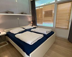 Hoofdslaapkamer van VZ069 Vakantieappartement Oostkapelle, Walcheren, met comfortabel tweepersoonsbed.