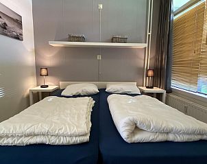 Ruime slaapkamer met tweepersoonsbed in VZ069 Vakantieappartement Oostkapelle, Walcheren.