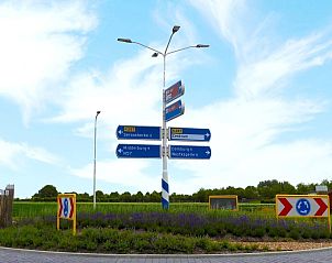 Verkeersbord nabij VZ069 Vakantieappartement Oostkapelle, Walcheren, met richtingen naar omliggende dorpen.