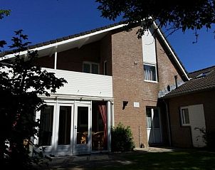Zonnige veranda van vakantiehuis ZE320 in Oostkapelle, Walcheren, ideaal voor ontspanning.