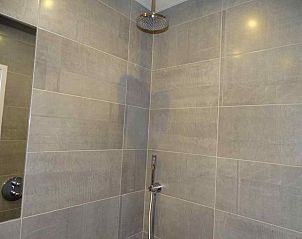 Moderne badkamer in vakantiehuis ZE320 in Oostkapelle, Walcheren, met luxe regendouche.