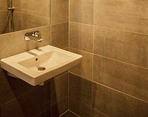 Stijlvolle wastafel in vakantiehuis ZE320 in Oostkapelle, Walcheren, voor een comfortabel verblijf.