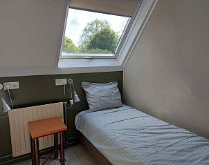 Knusse eenpersoonskamer in vakantiehuis ZE320 in Oostkapelle, Walcheren, met uitzicht op de natuur.