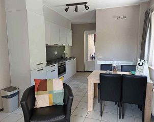 Moderne keuken in vakantiehuis ZE320 in Oostkapelle, Walcheren, volledig uitgerust voor maaltijdbereiding.