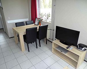 Eetkamer in vakantiehuis ZE320 in Oostkapelle, Walcheren, met een gezellige eethoek voor vier personen.