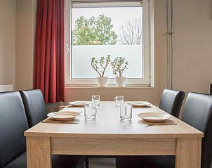 Gezellige eetruimte in vakantiehuis ZE320 in Oostkapelle, Walcheren, met uitzicht op de tuin.