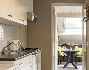 Ruime tuin bij vakantiehuis ZE320 in Oostkapelle, Walcheren, perfect voor buitenactiviteiten.