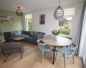 Stijlvolle zithoek in VZ1078 Vakantiehuis in Oostkapelle met moderne inrichting.