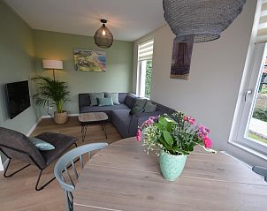 Eethoek in VZ1078 Vakantiehuis in Oostkapelle met uitzicht op de tuin.