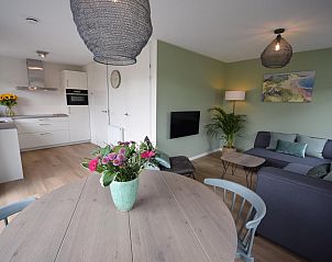 Gezellige woonkamer met zitbank in VZ1078 Vakantiehuis in Oostkapelle.