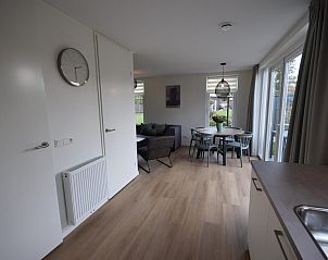 Moderne keuken in VZ1078 Vakantiehuis in Oostkapelle met alle voorzieningen.