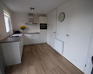 Open keuken en eetruimte in VZ1078 Vakantiehuis in Oostkapelle, Walcheren.