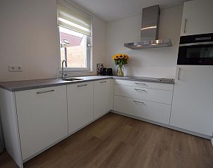 Compacte en moderne keuken in VZ1078 Vakantiehuis in Oostkapelle.