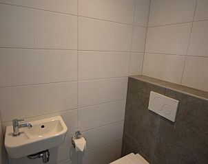 Functionele keuken van VZ1078 Vakantiehuis in Oostkapelle met ruime opbergmogelijkheden.