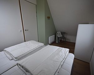 Slaapkamer met twee bedden in VZ1078 Vakantiehuis in Oostkapelle, Walcheren.