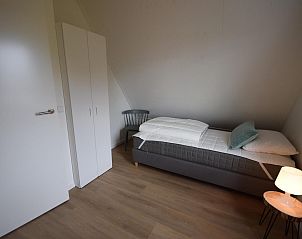 Comfortabele slaapkamer in VZ1078 Vakantiehuis in Oostkapelle met veel daglicht.