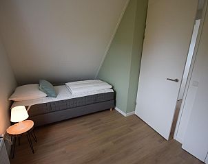 Tweepersoonskamer met nachtlampjes in VZ1078 Vakantiehuis in Oostkapelle.