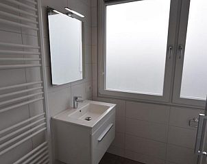 Moderne badkamer met douche in VZ1078 Vakantiehuis in Oostkapelle, Zeeland.