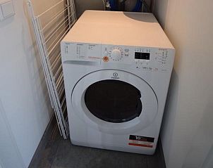 Badkamer met wastafel en spiegel in VZ1078 Vakantiehuis in Oostkapelle.