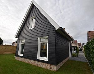 Achterzijde van VZ1078 Vakantiehuis in Oostkapelle met groene omgeving.