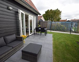 Tuinhek bij VZ1078 Vakantiehuis in Oostkapelle voor privacy en veiligheid.