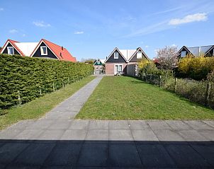 Grote tuin bij VZ1162 Vakantiehuis in Oostkapelle, Walcheren, ideaal voor ontspanning.