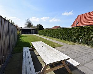 Picknicktafel op het terras van VZ1162 Vakantiehuis in Oostkapelle, Walcheren.