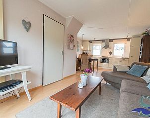 Open keuken en woonkamer in VZ1162 Vakantiehuis in Oostkapelle, Walcheren voor gezellige avonden.