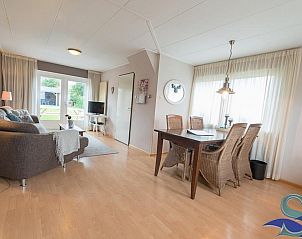 Eethoek in VZ1162 Vakantiehuis in Oostkapelle, Walcheren met veel natuurlijk licht.