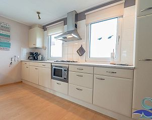 Ruime keuken in VZ1162 Vakantiehuis in Oostkapelle, Walcheren met moderne apparatuur.
