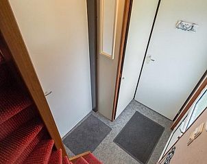 Entree van VZ1162 Vakantiehuis in Oostkapelle, Walcheren met rode trap.
