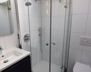 Moderne badkamer in VZ1162 Vakantiehuis in Oostkapelle, Walcheren met glazen douche.