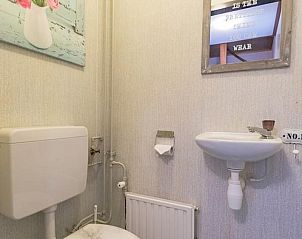 Stijlvolle toilet in VZ1162 Vakantiehuis in Oostkapelle, Walcheren met decoratieve details.