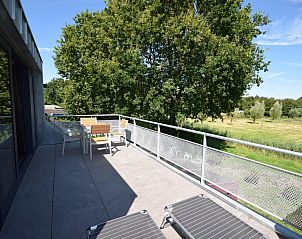 Ontspan op het zonnige balkon van VZ1092 Appartement in Oostkapelle, Walcheren, Zeeland met prachtig uitzicht.