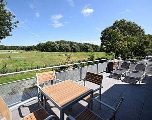 Verken het terras van VZ1092 Appartement in Oostkapelle, Walcheren, Zeeland met comfortabele ligstoelen.