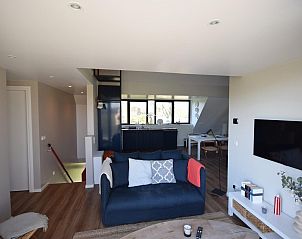 Binnenruimte van VZ1092 Appartement in Oostkapelle, Walcheren, Zeeland met moderne inrichting en veel licht.