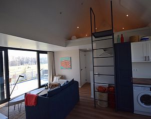 Open leefruimte in VZ1092 Appartement in Oostkapelle, Walcheren, Zeeland met stijlvolle inrichting.