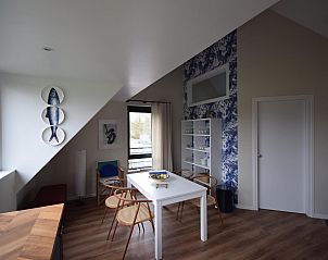 Eethoek in VZ1092 Appartement in Oostkapelle, Walcheren, Zeeland met moderne meubels en uitzicht op buiten.